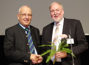 Neuer und alter Präsident der Bundestierärztekammer: Prof. Dr. Theo Mantel (links) gratuliert seinem Nachfolger Dr. Uwe Tiedemann. (Foto: ©WiSiTiA/jh)