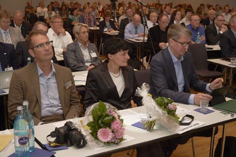 „wir-sind-tierarzt.de“ wurde als Gemeinschaftsprojekt vom Kölner Journalisten Jörg Held und dem Tierarzt Dr. Henrik Hofmann entwickelt. Dritte im Bunde ist die Tierärztin und Fachjournalistin Dr. Annegret Wagner, die als Autorin für Nutztierthemen das Redaktionsteam unterstützt. Den Markenauftritt hat Gerald Jude von der Agentur meerdesguten gestaltet.