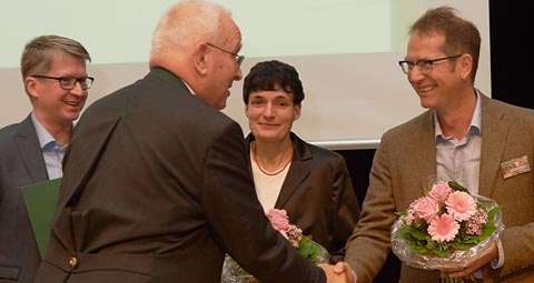 Prof. Theo Mantel, Präsident der Bundestierärztekammer, gratuliert dem Team