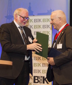 Auszeichnung für 37 Jahre berufspolitisches Engagement: BTK-Präsident Dr. Uwe Tiedemann (links) überreichte die Robert-von-Ostertag-Plakette ans einen Vorgänger Prof. Dr. Theo Mantel. (Foto: ©BTK/Schlösser)