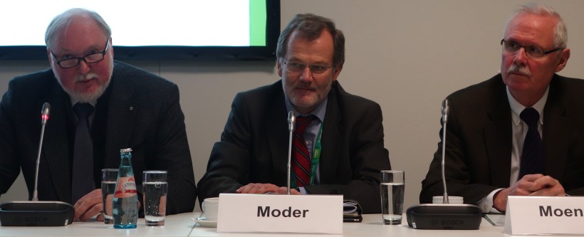 Warnen vor vektorübertragenen Krankheiten: BTK-Präsident Dr. Uwe Tiedemann, bpt-Präsident Dr. Siegfried-Moder und Virologe Prof. Volker Moennig (v.l.n.r.). Nicht im Bild: Prof. Hans Joachim Bätza (BMEL) und Prof. Thomas Mettenleitner (FLI). Foto: ©WiSiTiA/jh)