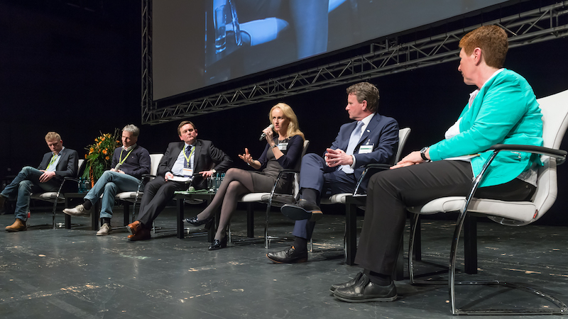 "Diskutierten den "Segen oder" Fluch von Tierarztketten (v.l.n.r): Dr. Carsten Grußendorf (Tierklink Grußendorf), Dr. Arnd Stelljes (AniCura-Klinik Mönchengladbach), Heiko Färber (bpt-Geschäftsführer), Terril Moseng (Norwg. Tierärzteverband), Bob Carrière (sterkliniek dierenartsen Niederlande), Petra Sindern (1. bpt-Vizepräsidentin/Moderation). (Foto: © bpt/Jan Rathke)