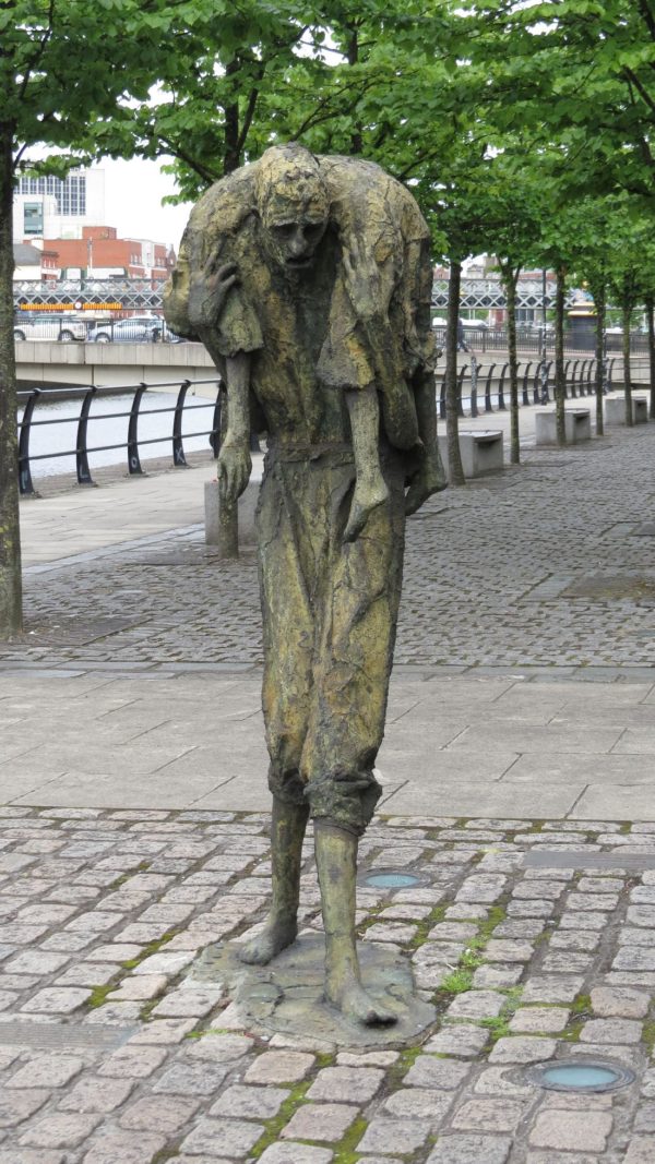 Famine Monument in Dublin: Es erinnert an die großen Hungersnot von 1845 bis 1849, die viele Iren auswandern ließ.