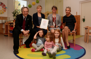 Die Vetmeduni Vienna wurde als erste Universität Wiens zur Landessiegerin als frauen- und familienfreundlichster öffentlicher Betrieb gewählt. Im Bild von links: Vizerektor für Ressourcen Christian Mathes, Projektleiterin Sabine Trost, Rektorin Petra Winter, Personaldirektorin Karin Schwertner-Komornyik mit Mala, Lara und Thea in der Kinderkrippe am Campus. (Foto: Stephanie Scholz/Vetmeduni Vienna)
